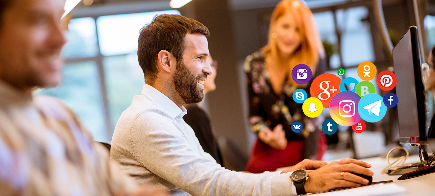 Pessoa a trabalhar em diversas redes sociais