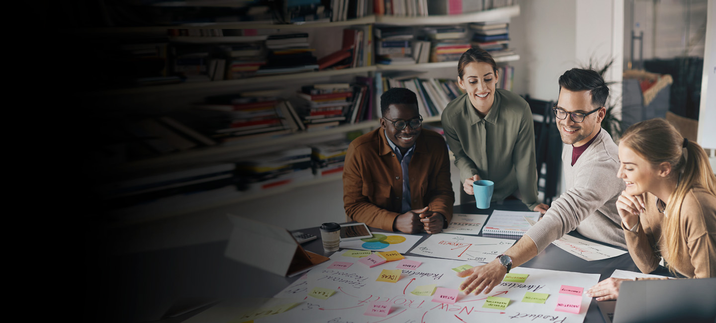 Equipa a planear uma estratégia para um projeto.
