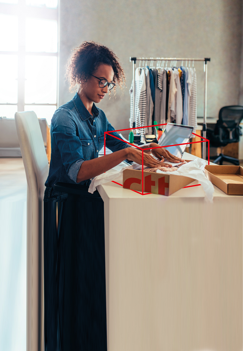 Senhora a embalar uma encomenda.