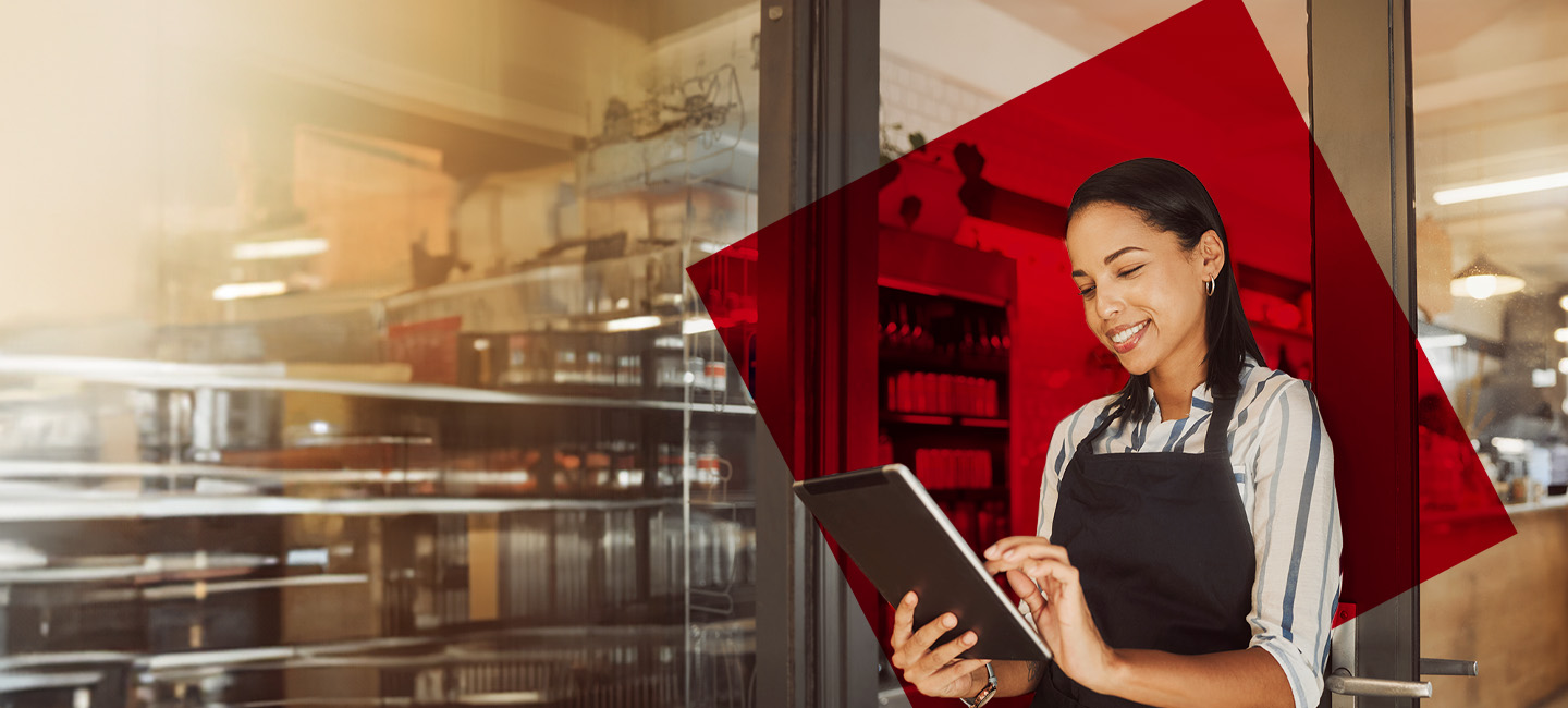 Empregada de mesa a tirar anotações de um pedido.