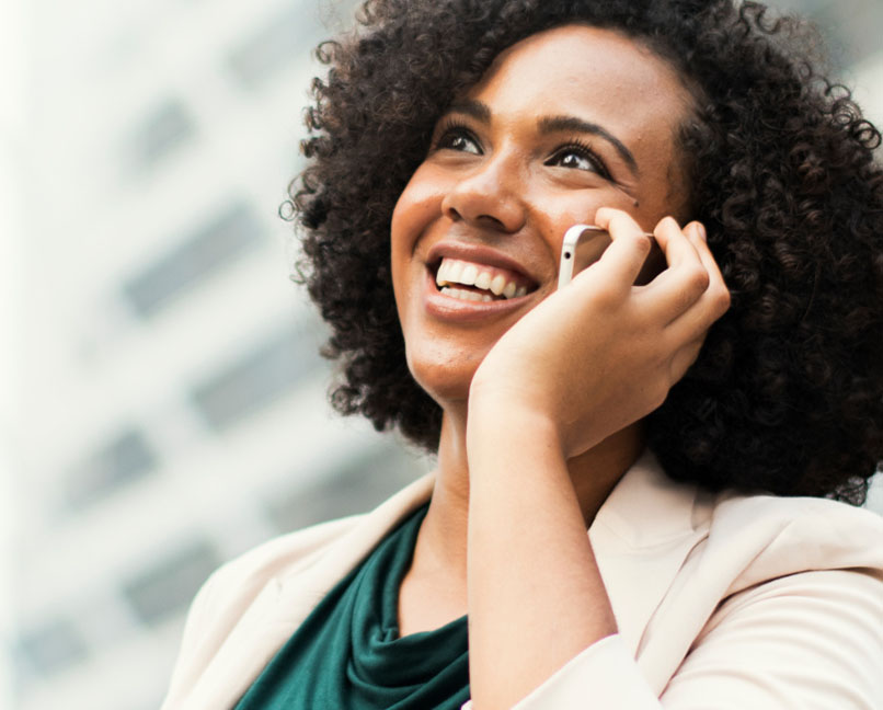 Senhora a falar ao telemóvel