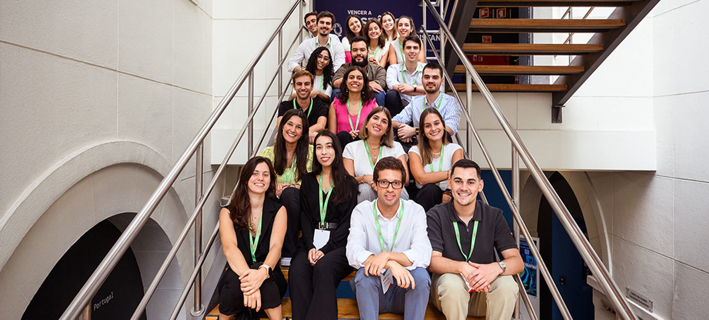 Diversos jovens sentados numa escada