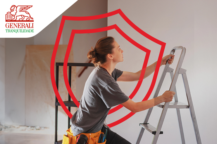 Senhora num escadote tranquila porque está protegida pelo Seguro Acidentes Pessoais