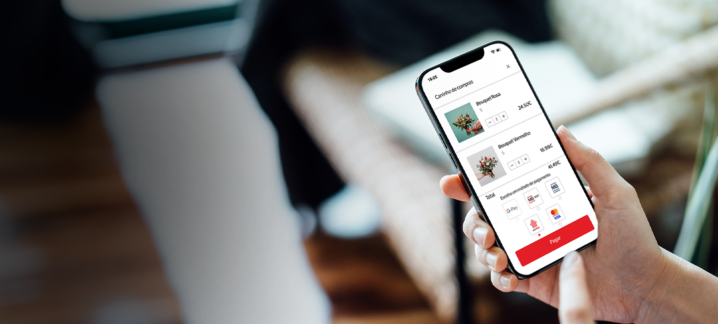 Senhora no aplicativo da Payshop onde se vê os 5 métodos de pagamentos disponíveis
