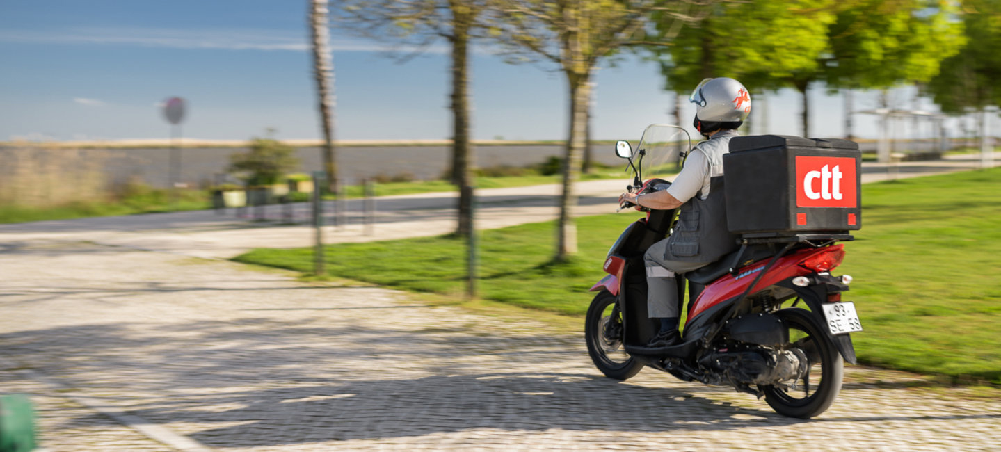 Carteiro numa mota CTT