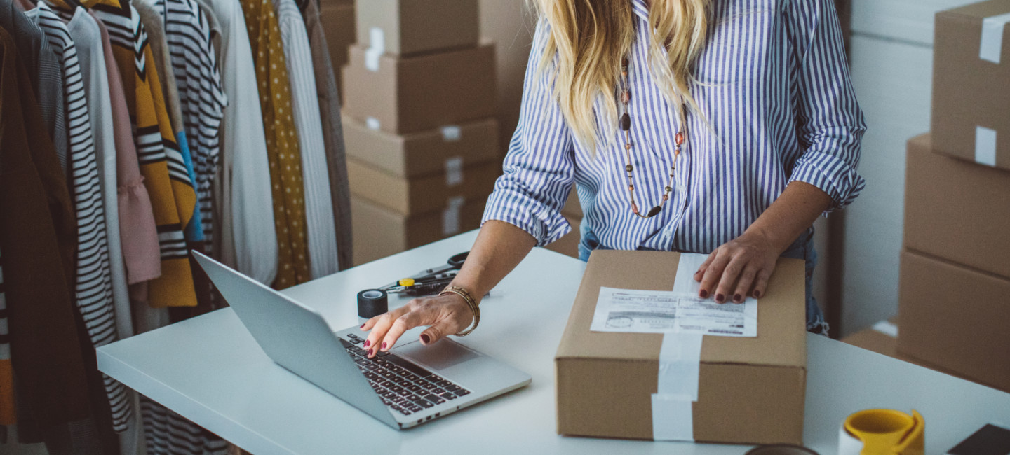 Senhora a preparar o envio de uma encomenda.