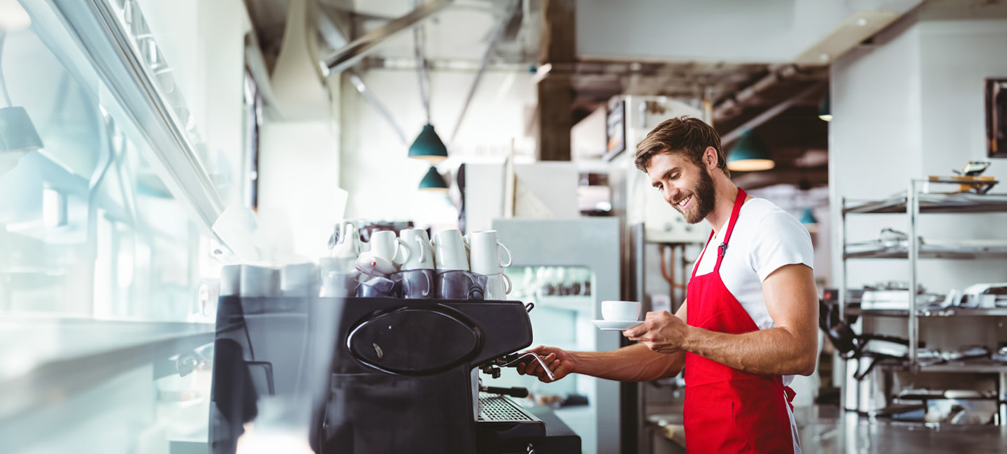 Senhor a tirar um café