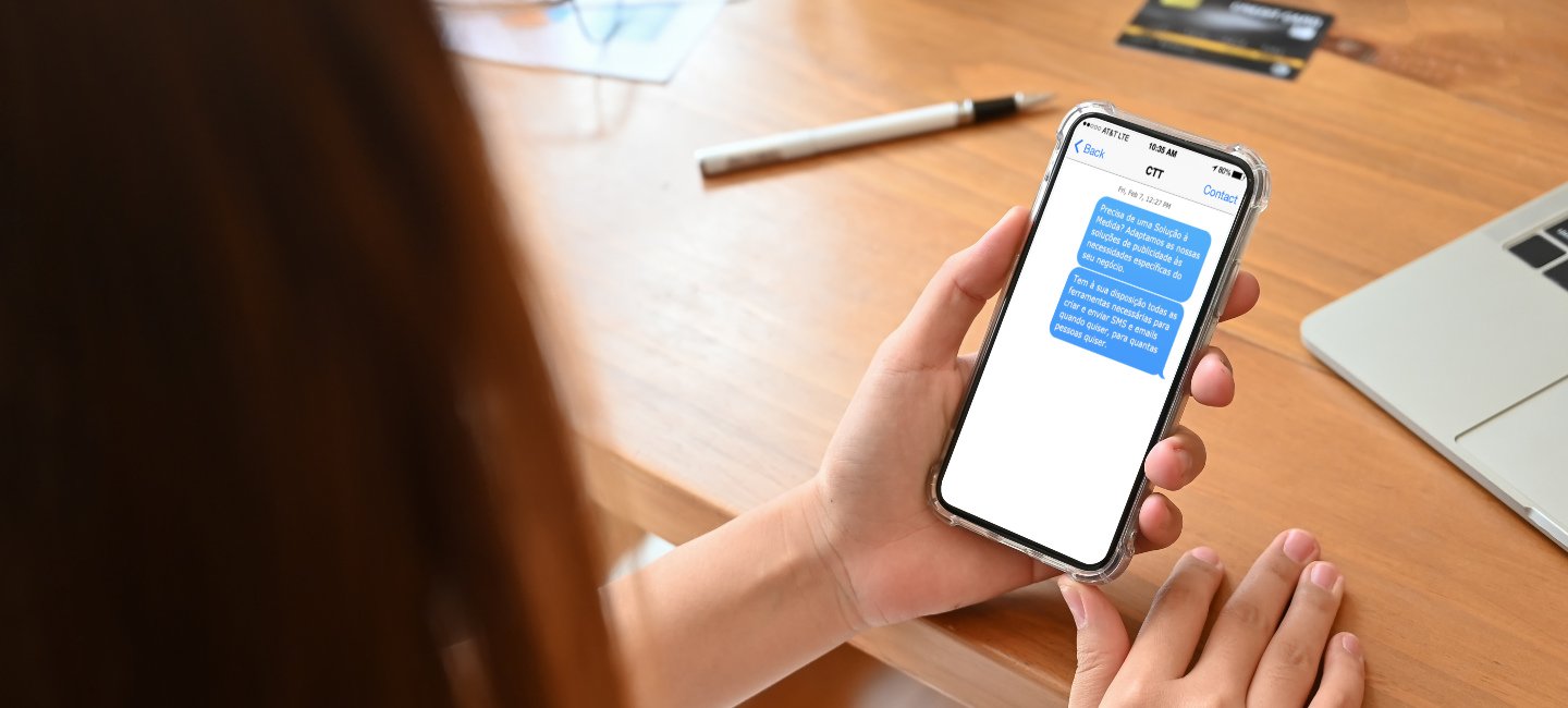 Publicidade digital através de mensagens no telemóvel.