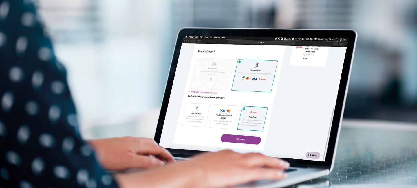 Pessoa a pagar alguma coisa através do pagamento online