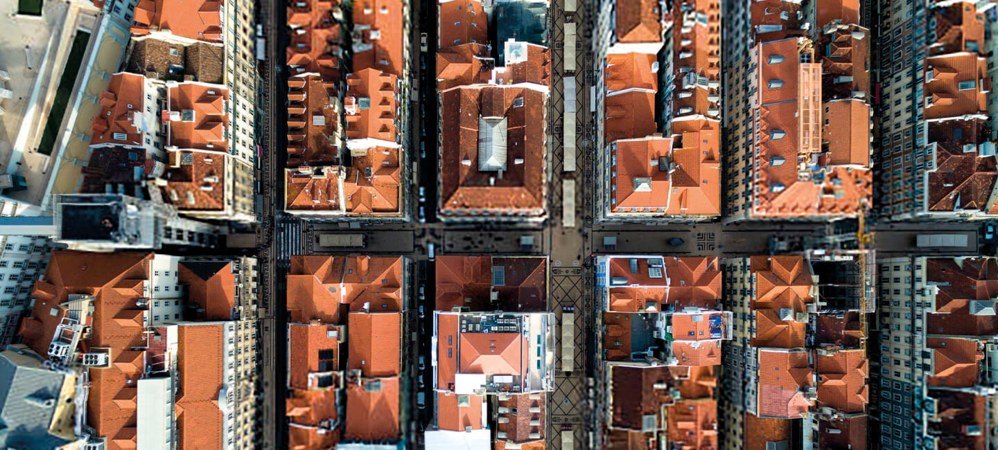 Fotografia aérea de um bairro na cidade de Lisboa.