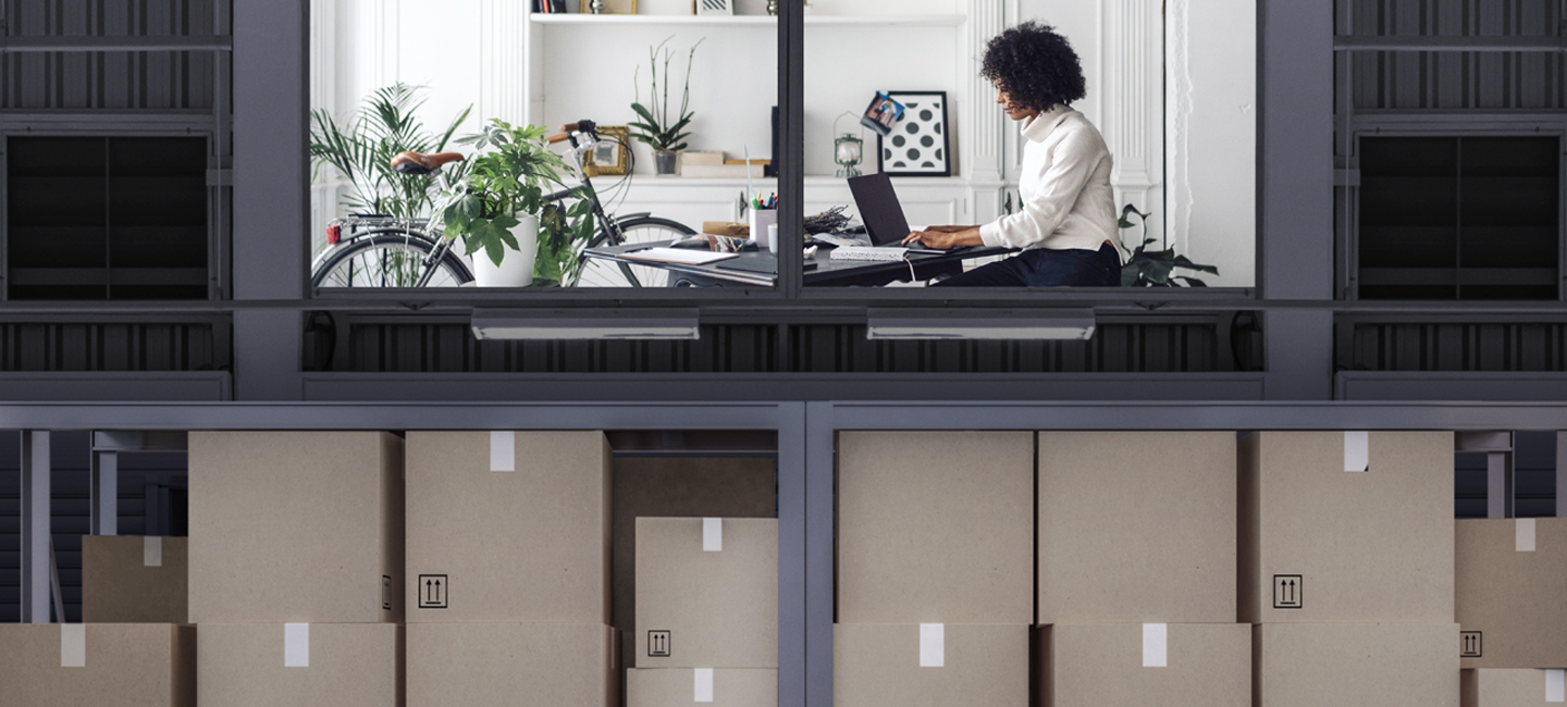 Mulher sentada ao computador