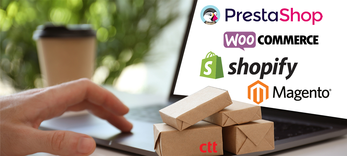 Pessoa a colocar pequenas caixas do CTT sobre o teclado de um portátil com logótipos de plataformas de e-commerce no ecrã.