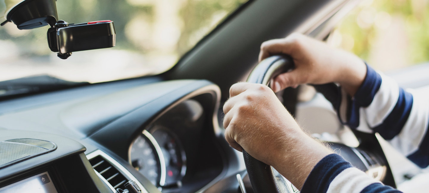 Senhor conduz o seu veiculo.