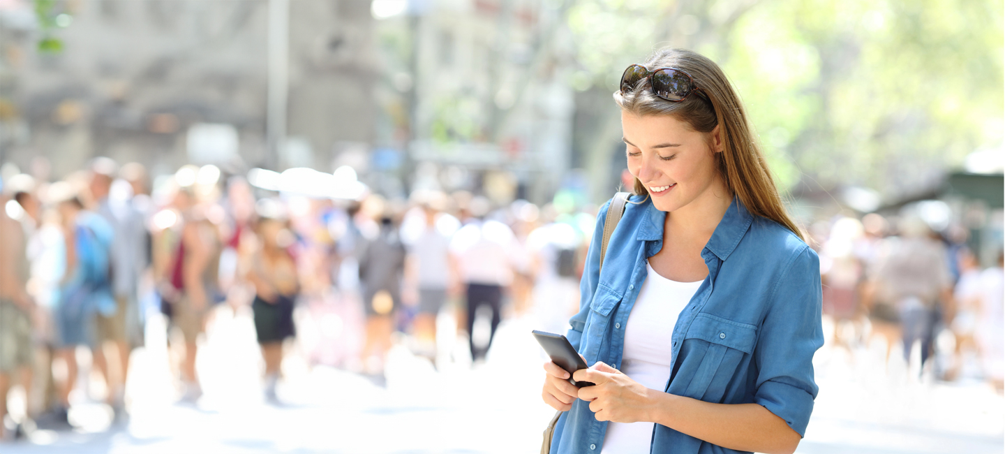 menina n arua a ver um telemóvel