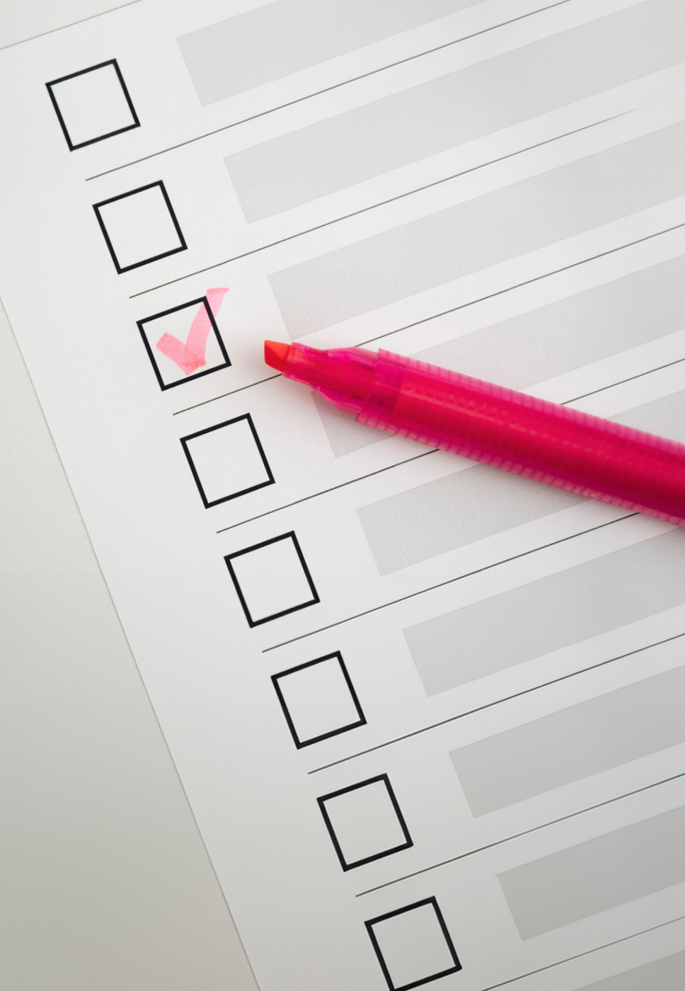 boletim de voto com um certo preenchido e um marcador rosa