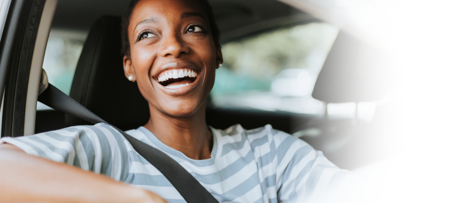 Senhora feliz num carro