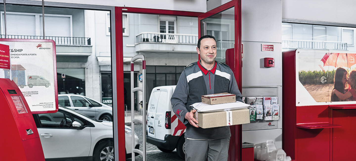 Carteiro a devolver algumas encomendas numa loja CTT.