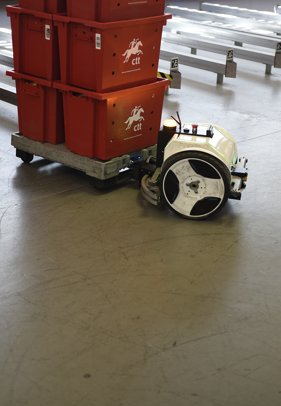 Robô que transporta caixas de correio.