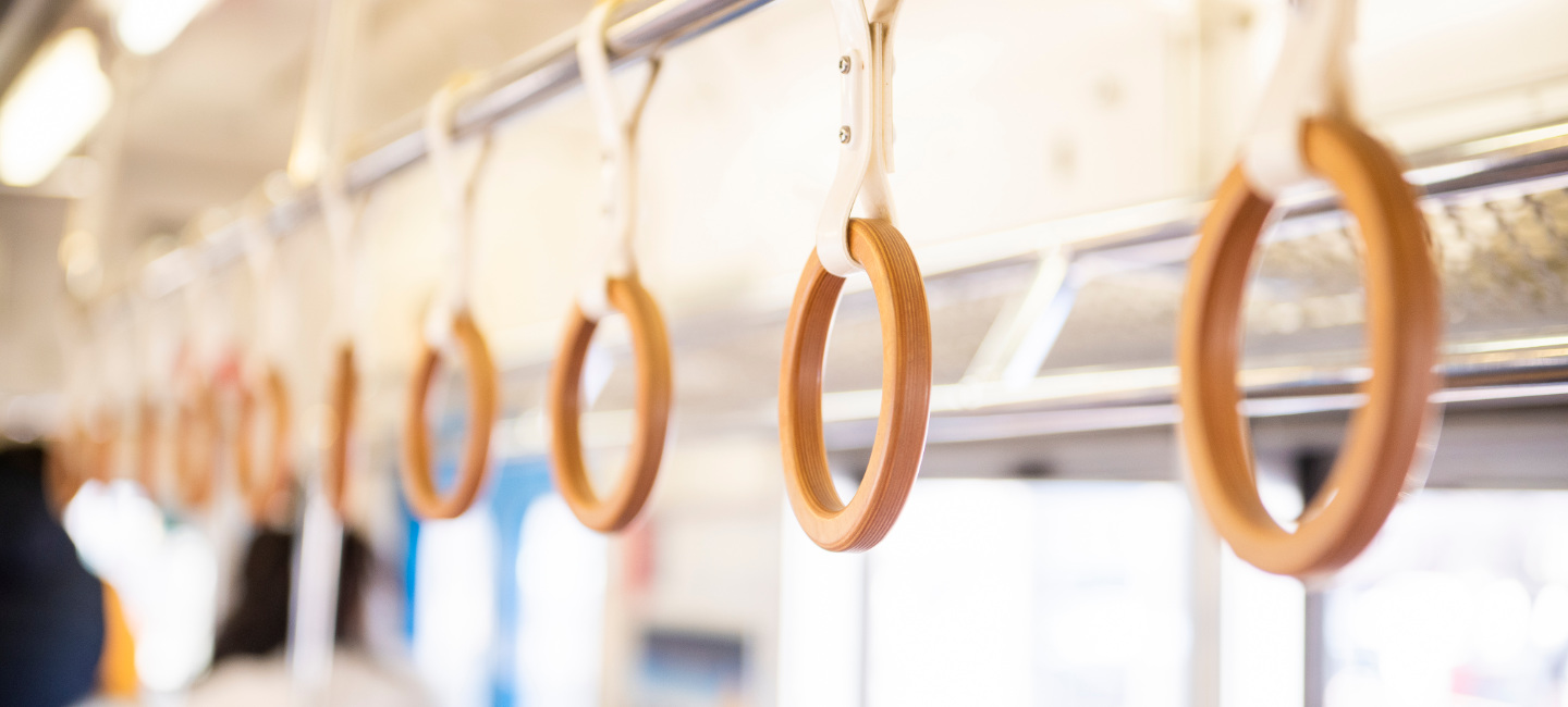 Apoio de mão dos transportes públicos.