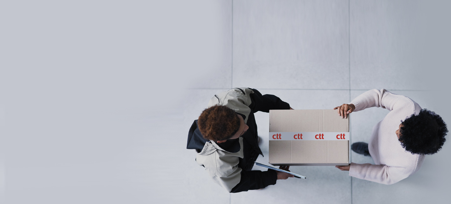 Dois rapazes a segurar uma caixa CTT