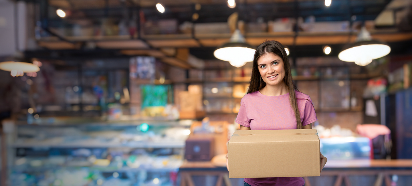 Rapariga com uma encomenda nas mãos.