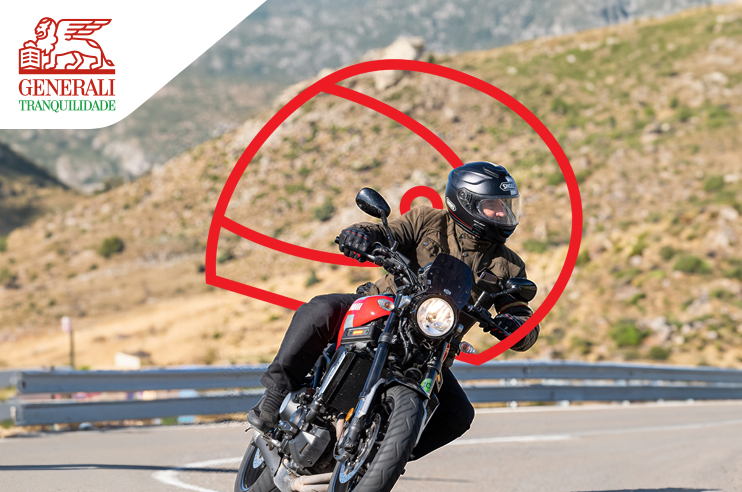 Um motociclista na estrada, protegido pelo Seguro Moto.