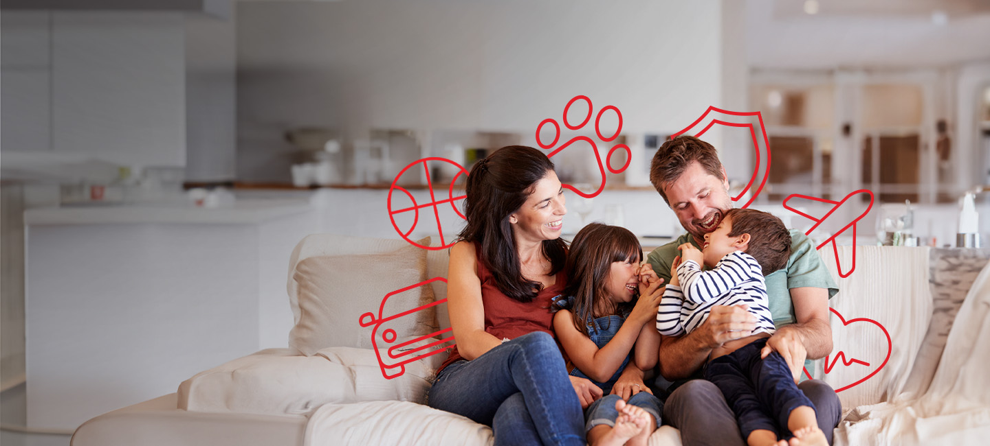Família sentada no sofá tranquilamente porque estão abrangidos pelos seguros CTT.