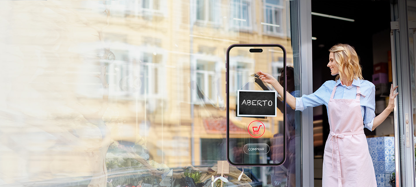 Senhora a abrir a sua loja.