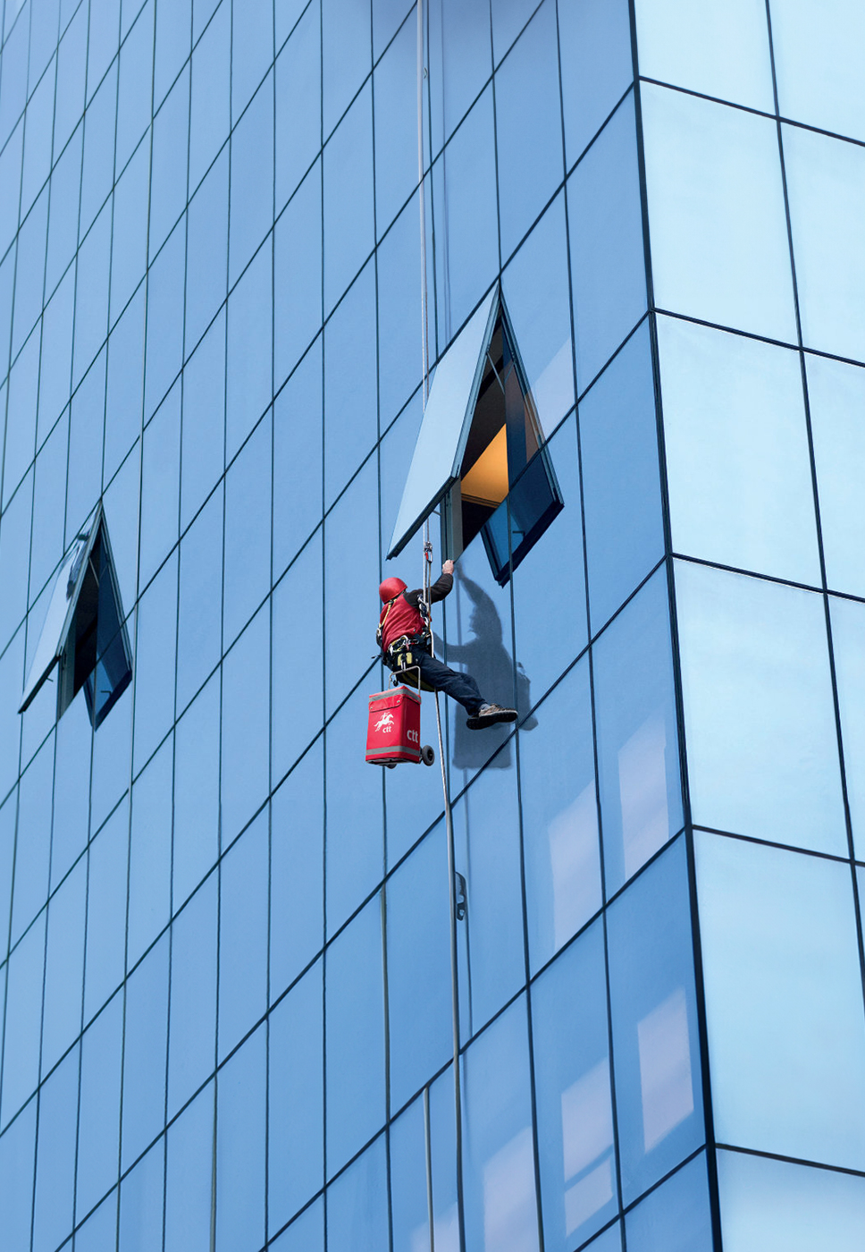 Carteiro entrega encomendas onde for preciso, neste caso através de uma janela muito alta.