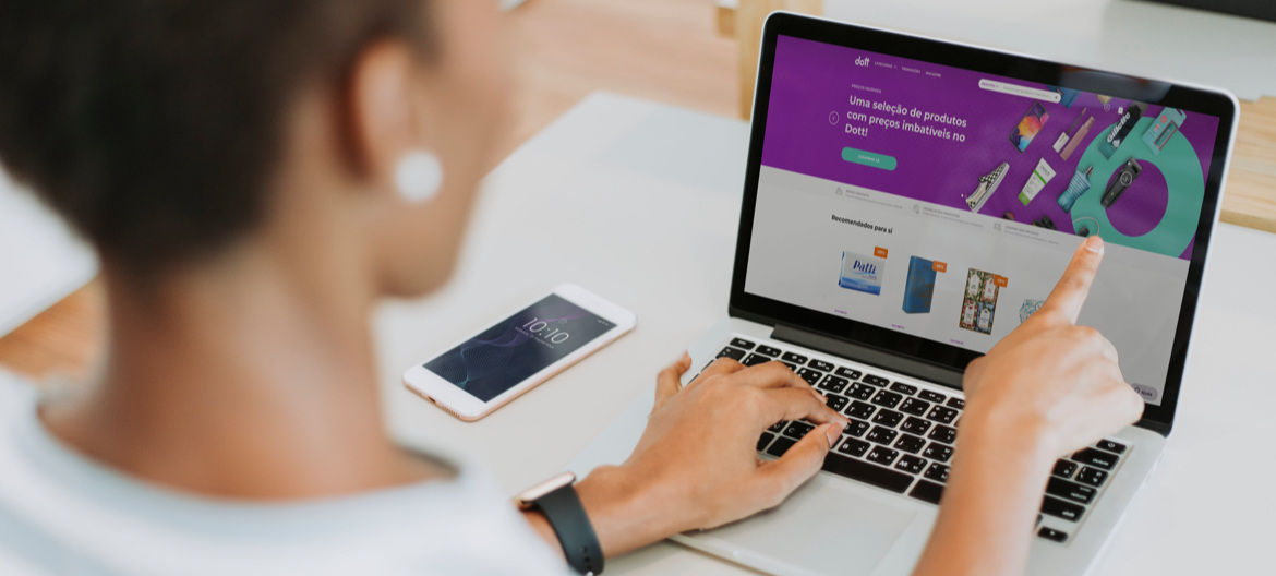 Senhora no seu computador, com uma loja online aberta.