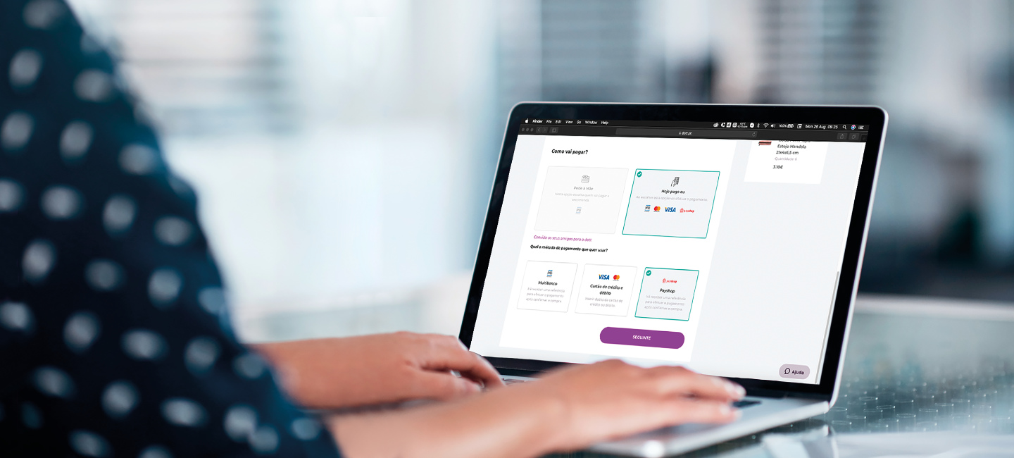 Senhora a realizar um pagamento online