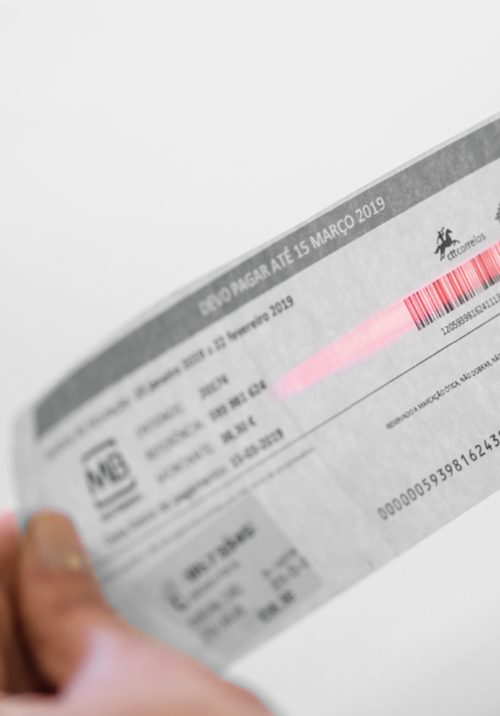 Pessoa a cobrar uma fatura.