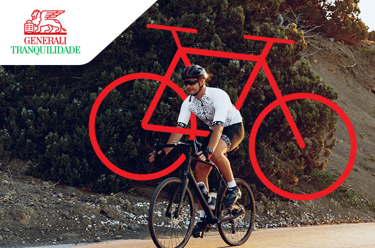 Ciclista em passeio, protegido pelo Seguro Biciletas e Trotinetes.