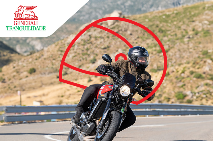 Um motociclista na estrada, protegido pelo Seguro Moto.
