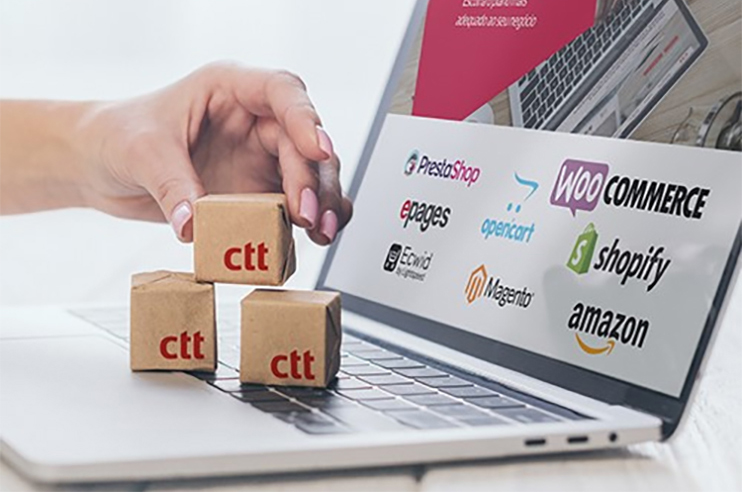 mini encomendas CTT em formato cubo por cima de um teclado de portátil