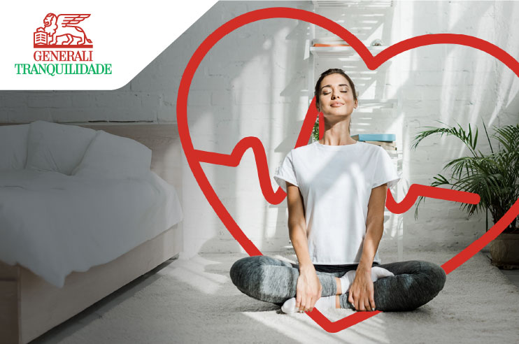 Senhora a meditar tranquila porque está protegida pelo Seguro de Saúde.