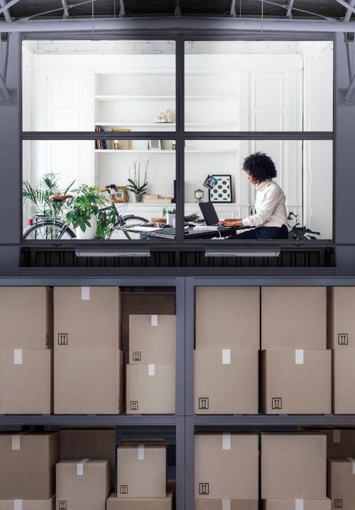 Pessoa a planear algo através do seu computador.