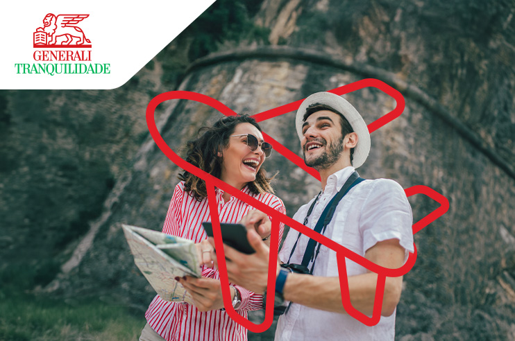 Casal com um mapa na mão durante a sua viagem que está segurada pelo Seguro Viagem.