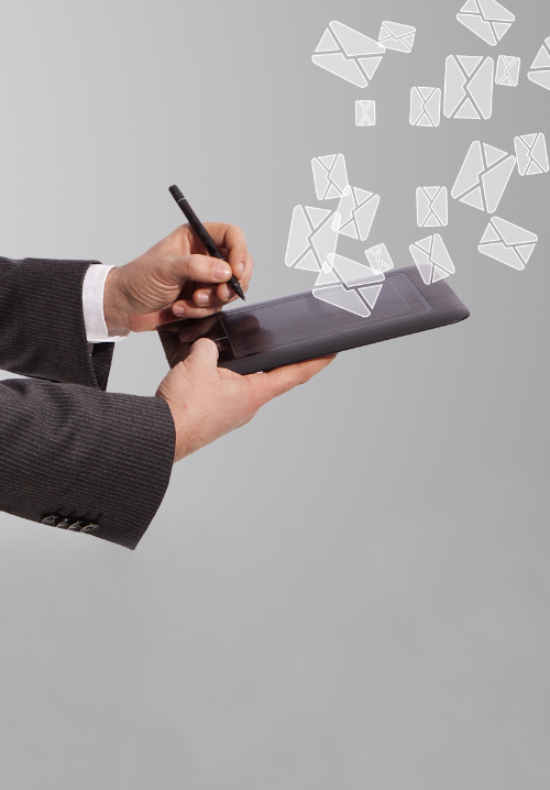 Senhor a digitalizar os documentos através do tablet.