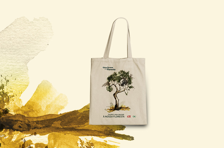 Saco bege com ilustração de uma árvore com o texto “Ofereci umá árvore à nossa floresta”.
