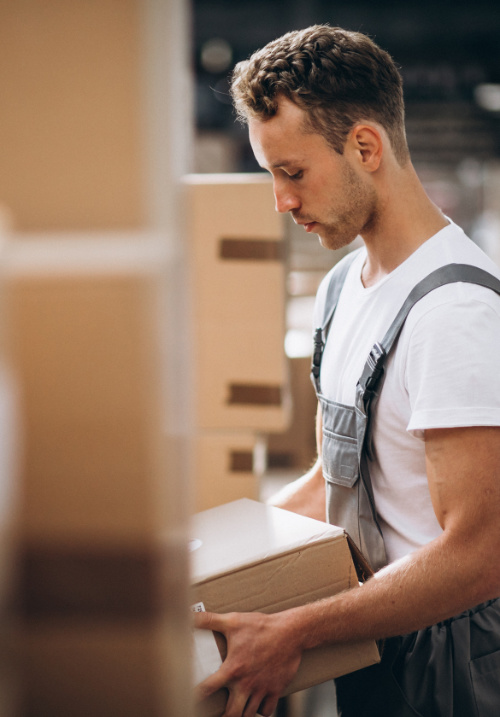 Homem com caixa de cartão na mão.