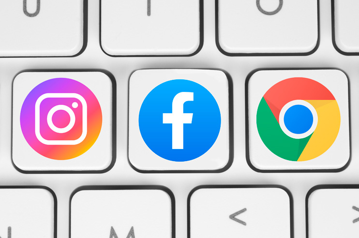 teclado de computador com os logotipos das redes sociais - facebook, instagram e chorme