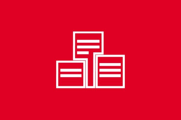 Encomendas empilhadas ou caixas organizadas