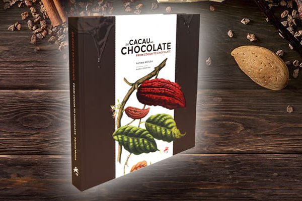 A capa do livro é branca, com ilustração colorida de planta de cacau e vagens.